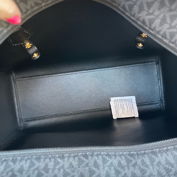 Micheal Kors purse and wallet - Picture 9 of 11